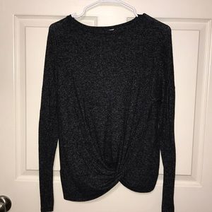 Soft long sleeve top with a knot at the front